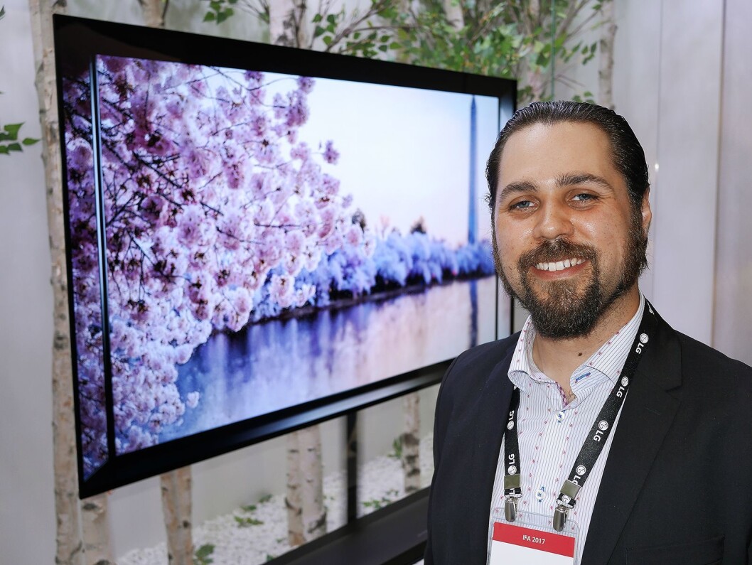 – Etter at vår tapet-TV i 65 tommers størrelse kom i handelen, har vi solgt én hver uke i Norden, sier Erik Miguel Reveles Svalberg i LG Electronic Nordic. Foto: Stian Sønsteng – Etter at vår tapet-TV i 65 tommers størrelse kom i handelen, har vi solgt én hver uke i Norden, sier Erik Miguel Reveles Svalberg i LG Electronic Nordic. Foto: Stian Sønsteng