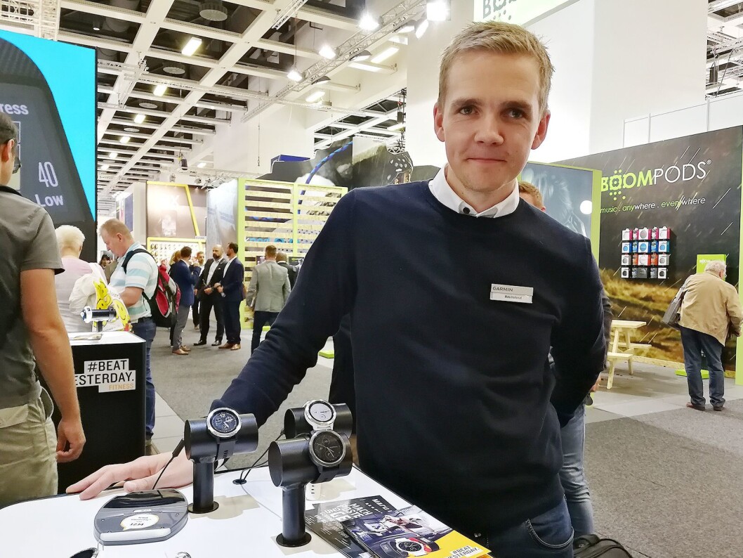 Mats Hellerud, nøkkelkundeansvarlig i Garmin, viser fram selskapets nye, smarte treningsklokker på årets IFA-messe. Foto: Marte Ottemo. Mats Hellerud, nøkkelkundeansvarlig i Garmin, viser fram selskapets nye, smarte treningsklokker på årets IFA-messe. Foto: Marte Ottemo.