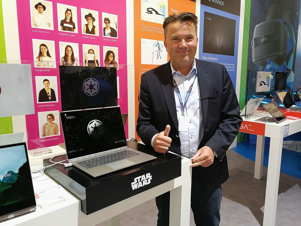 Morten Karlsrud, nordensjef i Lenovo, viser fram nye Yoga 920 med Star Wars-design. Foto: Marte Ottemo. Morten Karlsrud, nordensjef i Lenovo, viser fram nye Yoga 920 med Star Wars-design. Foto: Marte Ottemo.