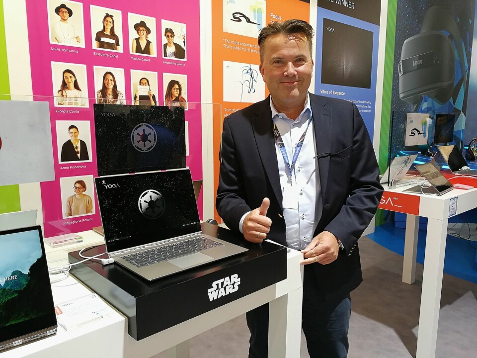 Morten Karlsrud, nordensjef i Lenovo, viser fram nye Yoga 920 med Star Wars-design. Foto: Marte Ottemo.