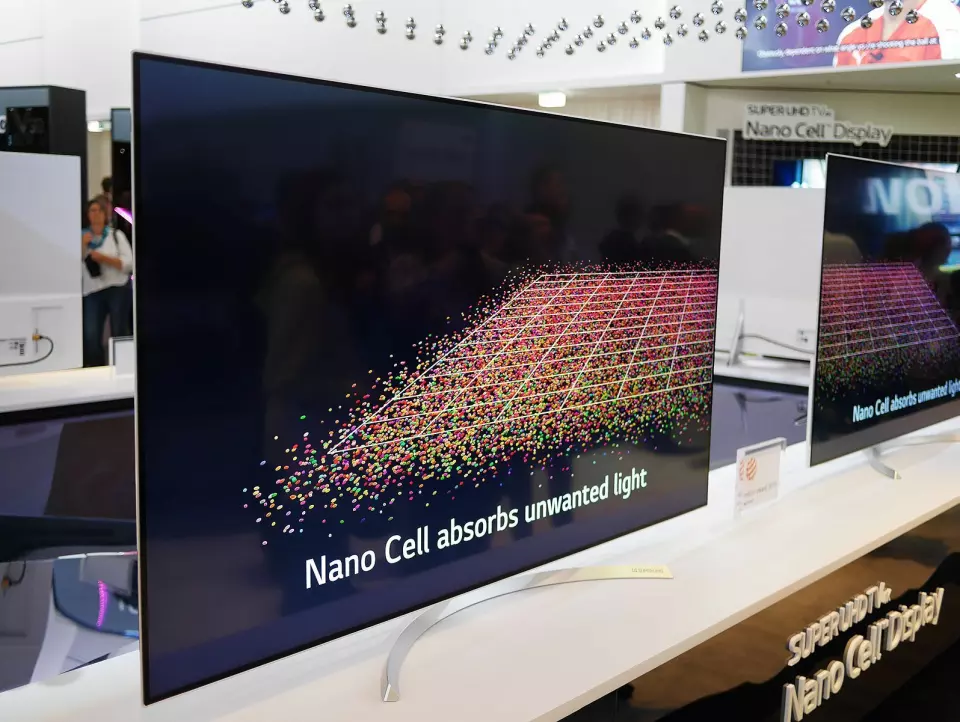 SJ950 er LGs toppmodell innen deres Super UHD 4K-modeller. Den har Nano Cell-skjerm, det vil si et IPS-panel med et filter med nanoceller, som blant annet skal fjerne støy i fargene. Foto: Stian Sønsteng.