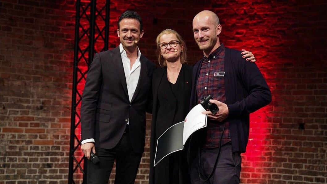 Terje Abusdal (t.h), sammen med juryleder Karin Rehn-Kaufmann og prisutdeler. Foto: Leica Terje Abusdal (t.h), sammen med juryleder Karin Rehn-Kaufmann og prisutdeler. Foto: Leica