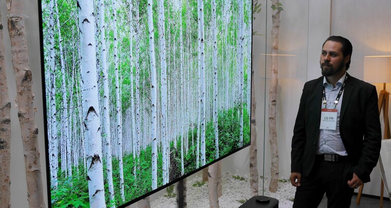 SELGER ÉN TAPET-TV HVER UKE