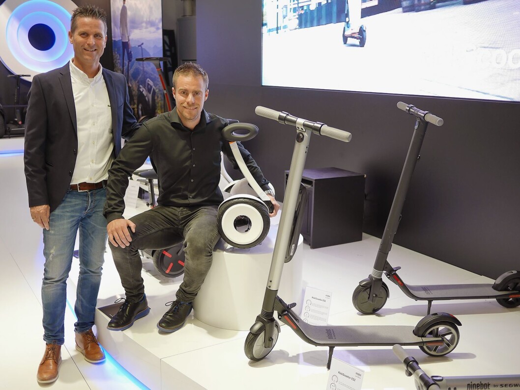 Salgssjef Jacob Østergaard Nielsen med armen rundt Ninebot by Segway miniLITE. Til venstre salgsdirektør Henrik Buur i kategorien småelektriske produkter hos Witt A/S. Foto: Stian Sønsteng. Salgssjef Jacob Østergaard Nielsen med armen rundt Ninebot by Segway miniLITE. Til venstre salgsdirektør Henrik Buur i kategorien småelektriske produkter hos Witt A/S. Foto: Stian Sønsteng.