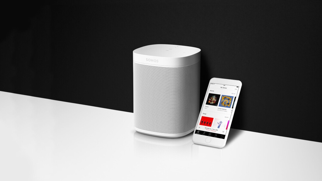 Sonos One er den første høyttaleren fra Sonos med stemmestyring, med seks mikrofoner, men den forstår ennå ikke norsk. Sonos-appen har fått nytt grensesnitt og nye funksjoner. Foto: Sonos Sonos One er den første høyttaleren fra Sonos med stemmestyring, med seks mikrofoner, men den forstår ennå ikke norsk. Sonos-appen har fått nytt grensesnitt og nye funksjoner. Foto: Sonos