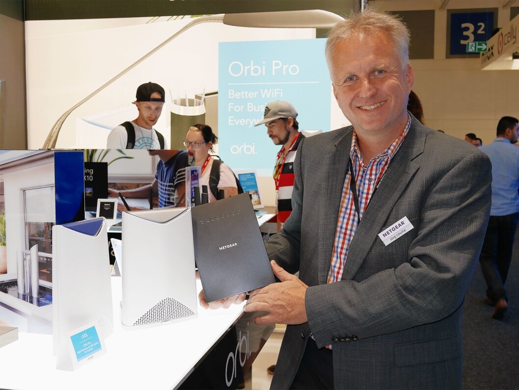 Jörg Lösche, seniordirektør for Sentral- og Øst-Europa i Netgear, med Orbi Pro og Nighthawk Mesh Extender. Foto: Stian Sønsteng Jörg Lösche, seniordirektør for Sentral- og Øst-Europa i Netgear, med Orbi Pro og Nighthawk Mesh Extender. Foto: Stian Sønsteng
