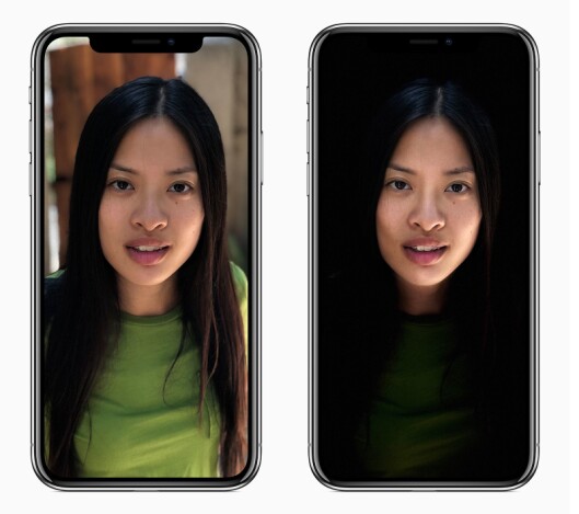 TrueDepth-kamerasystemet på skjermsiden av iPhone X og de to kameraene på baksiden av iPhone X og iPhone 8 Plus gir flere muligheter i portrettmodus, som naturlig lys eller scenelys, der ansiktet er flombelyst mot en helsvart bakgrunn. TrueDepth-kamerasystemet på skjermsiden av iPhone X og de to kameraene på baksiden av iPhone X og iPhone 8 Plus gir flere muligheter i portrettmodus, som naturlig lys eller scenelys, der ansiktet er flombelyst mot en helsvart bakgrunn.