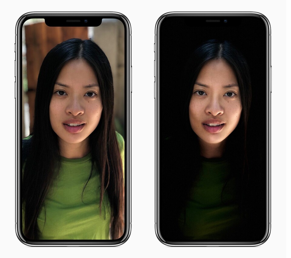 TrueDepth-kamerasystemet på skjermsiden av iPhone X og de to kameraene på baksiden av iPhone X og iPhone 8 Plus gir flere muligheter i portrettmodus, som naturlig lys eller scenelys, der ansiktet er flombelyst mot en helsvart bakgrunn.