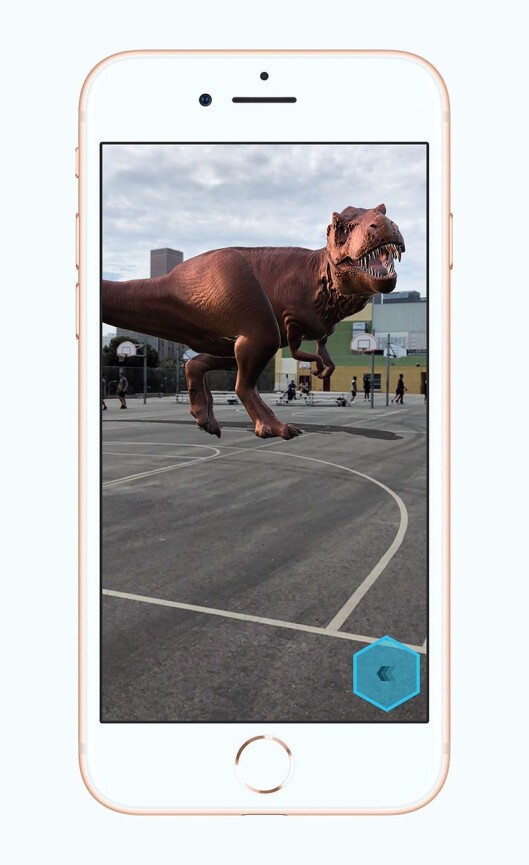 Det samme AR-monsteret så vi i London, men da var det plassert på et bord. Foto: Apple. Det samme AR-monsteret så vi i London, men da var det plassert på et bord. Foto: Apple.