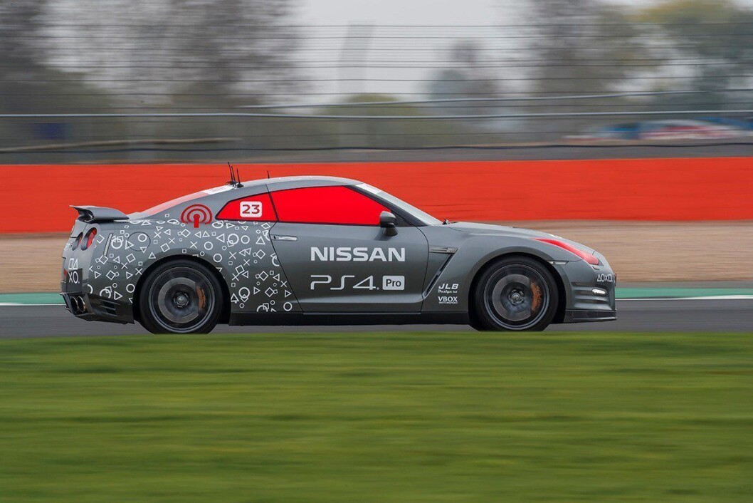 En spesialversjon av Nissan GT-R fjernstyres med en Sony PlayStation Dual Shock 4-kontroller. Foto: Nissan En spesialversjon av Nissan GT-R fjernstyres med en Sony PlayStation Dual Shock 4-kontroller. Foto: Nissan