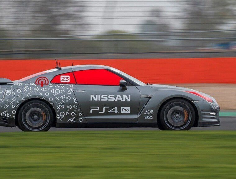 210 KM/T MED DUAL SHOCK 4-KONTROLLER