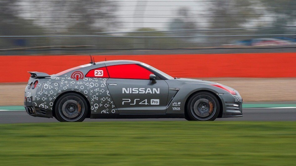 210 KM/T MED DUAL SHOCK 4-KONTROLLER