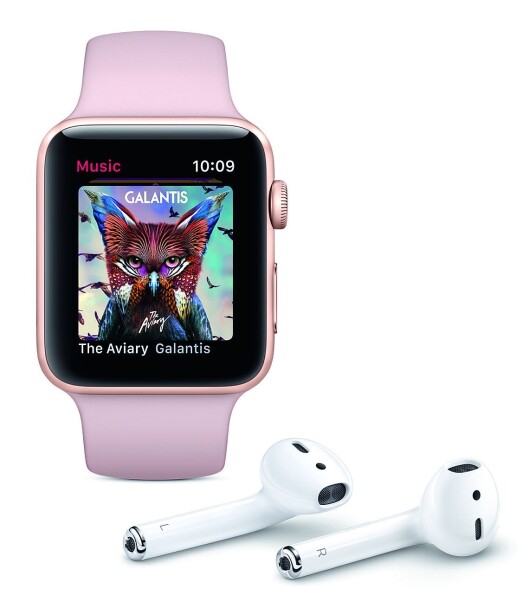 Apple Watch Series 3 kan brukes sammen med AirPods for å lytte til musikk, eller snakke i telefonen. Foto: Apple. Apple Watch Series 3 kan brukes sammen med AirPods for å lytte til musikk, eller snakke i telefonen. Foto: Apple.