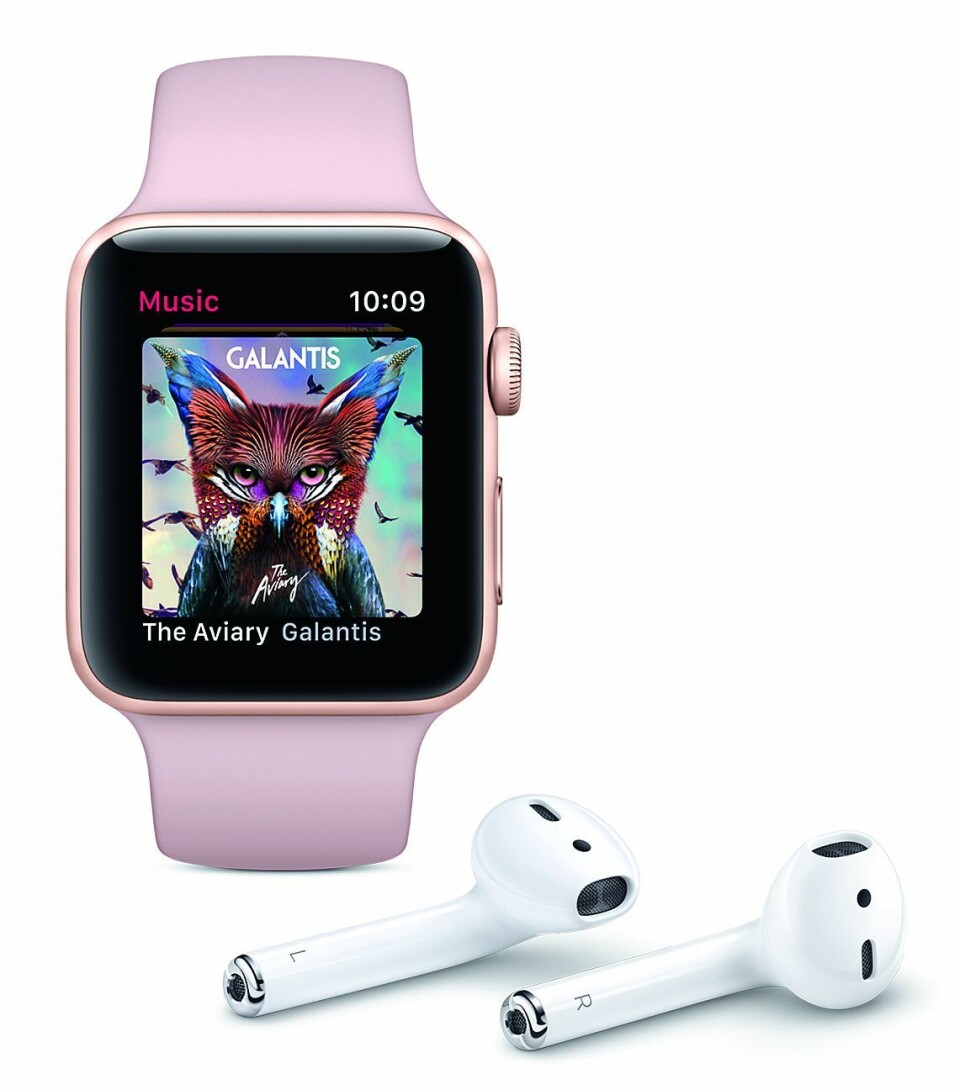 Apple Watch Series 3 kan brukes sammen med AirPods for å lytte til musikk, eller snakke i telefonen. Foto: Apple.