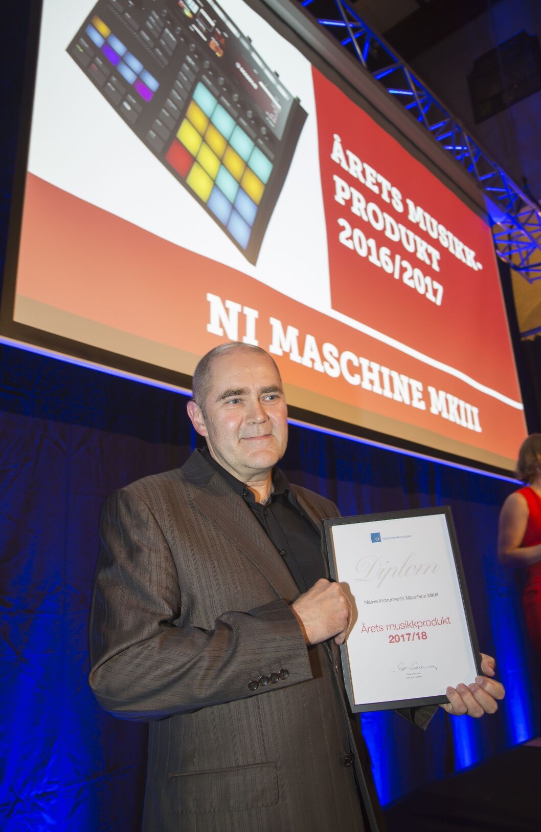 Native Instruments Maschine MkIII er «Årets musikkprodukt 2017/2018. Prismottaker var Ove Horpestad (Benum AS). Foto: Tore Skaar. Native Instruments Maschine MkIII er «Årets musikkprodukt 2017/2018. Prismottaker var Ove Horpestad (Benum AS). Foto: Tore Skaar.