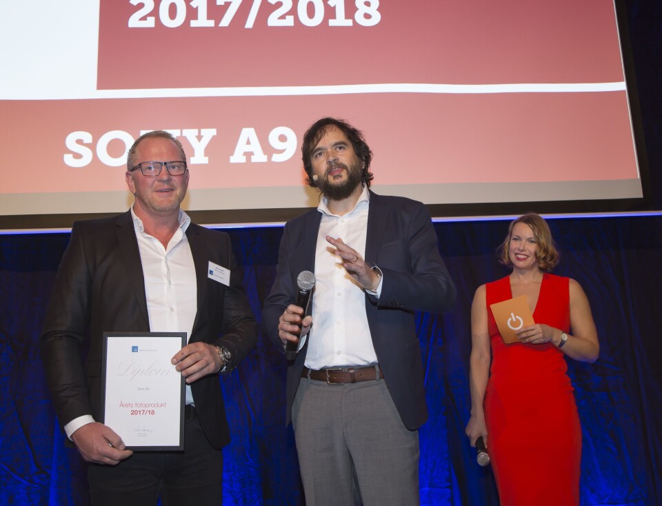 Runar Kristiansen i Sony mottok prisen for årets kamera, Sony A9, og fikk siden en hilsen fra scenen i anledning av at han fylte 50 år nettopp denne kvelden. Til høyre Stian Sønsteng og Marte Ottemo. Foto: Tore Skaar.