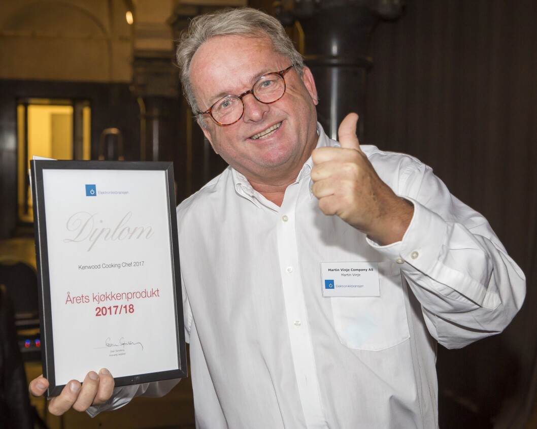 Kenwood Cooking Chef 2017 er «Årets kjøkkenprodukt 2017/2018». Prismottaker var Martin Vinje (Martin Vinje Company). Foto: Tore Skaar. Kenwood Cooking Chef 2017 er «Årets kjøkkenprodukt 2017/2018». Prismottaker var Martin Vinje (Martin Vinje Company). Foto: Tore Skaar.