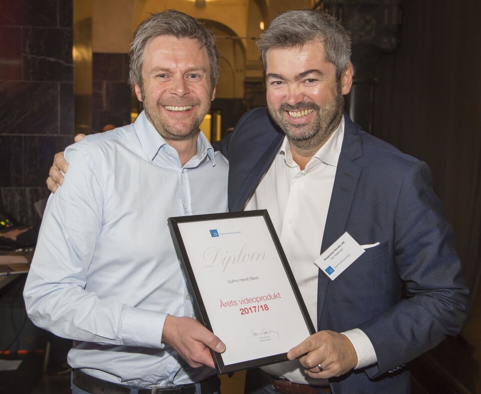 GoPro HERO6 Black er «Årets videoprodukt 2017/2018». Prismottakere var Bent Broklev (t. v.) og Are Pedersen (Response Nordic). Foto: Tore Skaar.