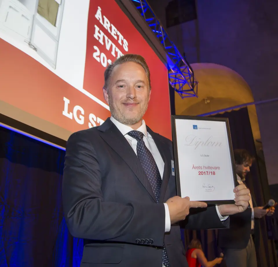Dampskapet LG Styler er «Årets hvitevare 2017/2018». Prismottaker var Jonas Markén (LG Electronics Nordic). Foto: Tore Skaar. Dampskapet LG Styler er «Årets hvitevare 2017/2018». Prismottaker var Jonas Markén (LG Electronics Nordic). Foto: Tore Skaar.