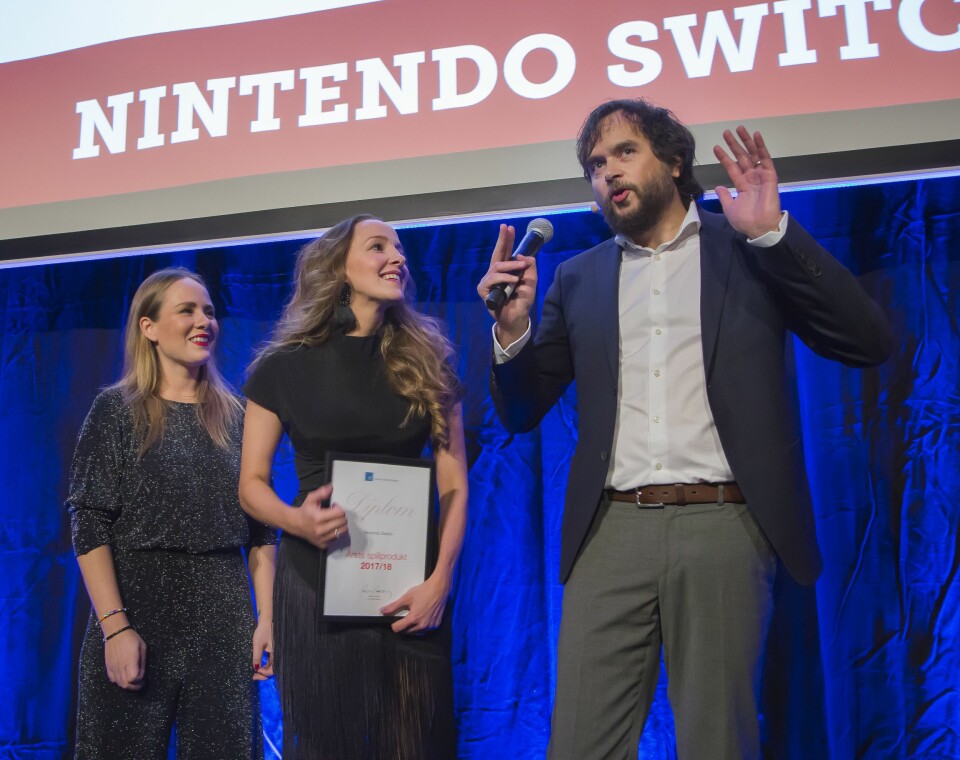 Therese Blomqvist (t. v.) og Inga Brit Brækken i Bergsala tok mot prisen for årets spillprodukt, som gikk til Nintendo Switch, av Stian Sønsteng. Foto: Tore Skaar.