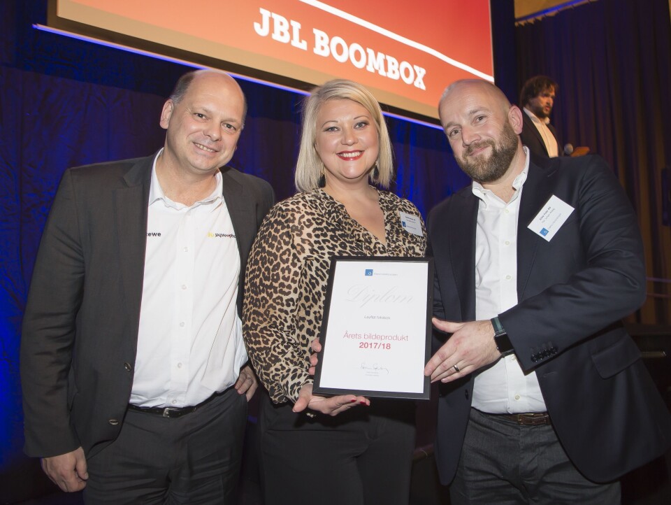 Layflat fotobok er «Årets bildeprodukt 2017/2018». Prismottakere var fra venstre Stephan Stein (Japan Photo), Henriette Solrud (Fotoknudsen) og Per Johan Waag (Elite Foto). Foto: Tore Skaar.