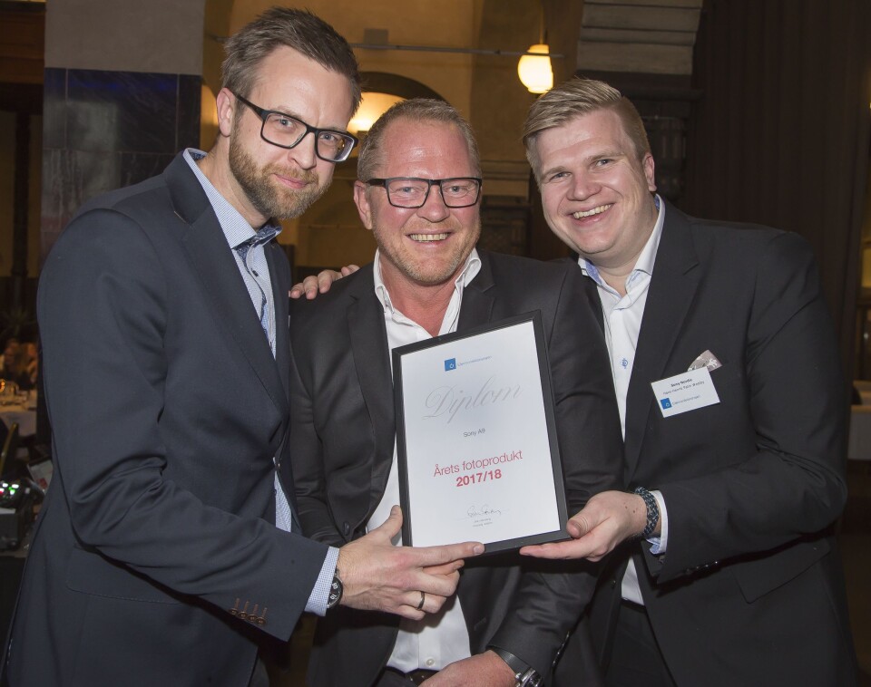 Fra venstre Rolf Lorås, Runar Kristiansen og Hans-Henrik Palm Westby i Sony tok mot prisen for årets lydprodukt. Siden ventet hovedprisen; årets julegave, for hodetelefonene WH-1000XM2. Foto: Tore Skaar.