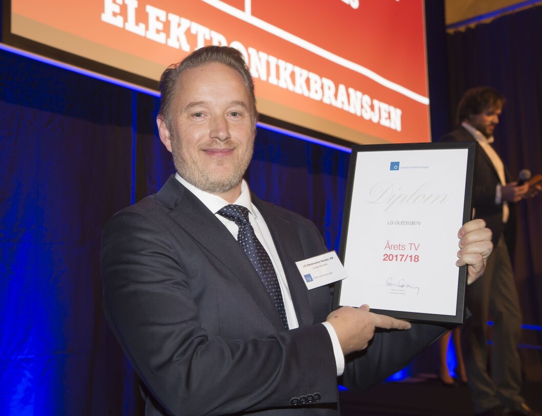 LG OLED55B7V er «Årets TV 2017/2018». Prismottaker var Jonas Markén (LG Electronics). Foto: Tore Skaar. LG OLED55B7V er «Årets TV 2017/2018». Prismottaker var Jonas Markén (LG Electronics). Foto: Tore Skaar.