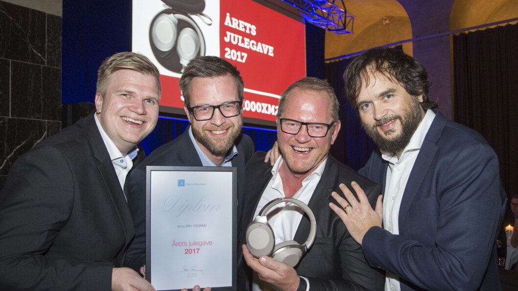Hans-Henrik Palm Westby (f. v), Rolf Lorås og Runar Kristiansen i Sony tok mot prisen for årets julegave for hodetelefoner WH-1000XM2 av Stian Sønsteng i fagbladet Elektronikkbransjen under et arrangement i Posthallen den 2. november. Foto: Tore Skaar Hans-Henrik Palm Westby (f. v), Rolf Lorås og Runar Kristiansen i Sony tok mot prisen for årets julegave for hodetelefoner WH-1000XM2 av Stian Sønsteng i fagbladet Elektronikkbransjen under et arrangement i Posthallen den 2. november. Foto: Tore Skaar