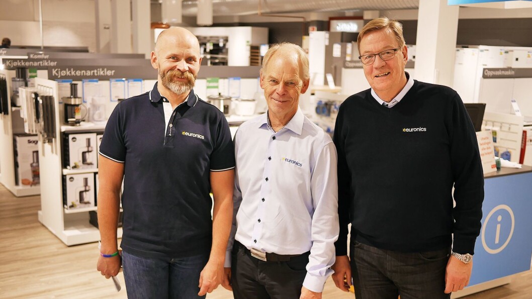 Butikksjef Tor Jostein Faber (f. v.) ved Euronics Stormarked Lambertseter hadde på nyåpningen god hjelp fra Terje Gudmundsen og Tom Larssen i Euronics Norge. De tre viste samtidig kjedens nye kleskolleksjon, med ny logo. Foto: Stian Sønsteng Butikksjef Tor Jostein Faber (f. v.) ved Euronics Stormarked Lambertseter hadde på nyåpningen god hjelp fra Terje Gudmundsen og Tom Larssen i Euronics Norge. De tre viste samtidig kjedens nye kleskolleksjon, med ny logo. Foto: Stian Sønsteng