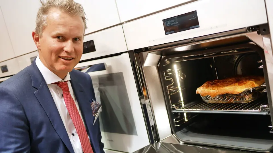 Norges-sjef Anders Kjekstad med Mieles nye dialogovn, som kommer i handelen i 2019. Foto: Stian Sønsteng Norges-sjef Anders Kjekstad med Mieles nye dialogovn, som kommer i handelen i 2019. Foto: Stian Sønsteng