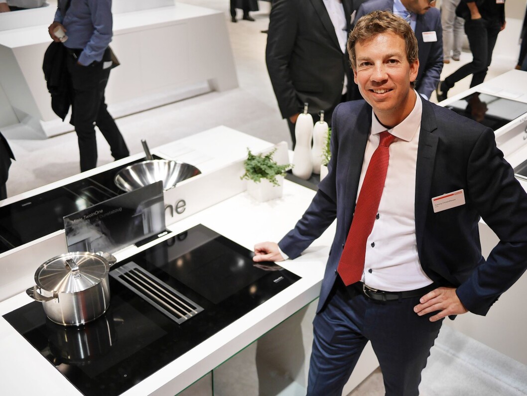 Tommy Christoffersen med Miele TwoInOne; en induksjonstopp i 80 centimeters bredde med integrert benkeventilator. Foto: Stian Sønsteng. Tommy Christoffersen med Miele TwoInOne; en induksjonstopp i 80 centimeters bredde med integrert benkeventilator. Foto: Stian Sønsteng.