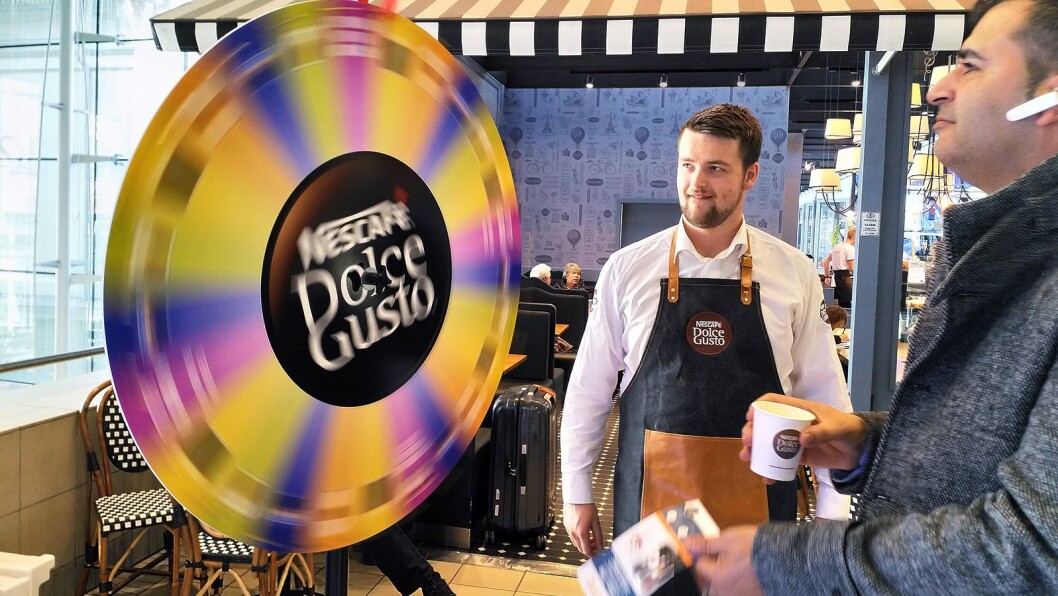 Forbipasserende kaffeelskere kunne ikke bare få en kopp kaffe på Dolce Gustos kaffebar, de kunne også vinne de nye maskinene. Foto: Marte Ottemo Forbipasserende kaffeelskere kunne ikke bare få en kopp kaffe på Dolce Gustos kaffebar, de kunne også vinne de nye maskinene. Foto: Marte Ottemo