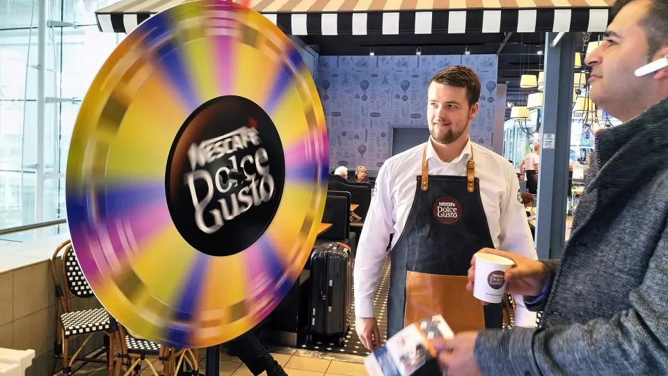 Forbipasserende kaffeelskere kunne ikke bare få en kopp kaffe på Dolce Gustos kaffebar, de kunne også vinne de nye maskinene. Foto: Marte Ottemo Forbipasserende kaffeelskere kunne ikke bare få en kopp kaffe på Dolce Gustos kaffebar, de kunne også vinne de nye maskinene. Foto: Marte Ottemo