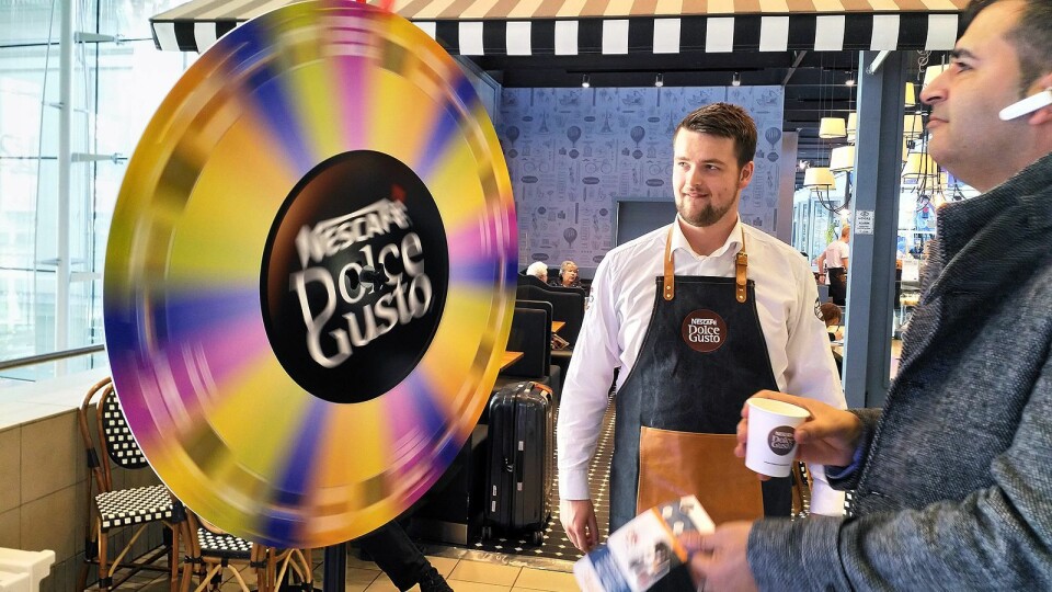 Forbipasserende kaffeelskere kunne ikke bare få en kopp kaffe på Dolce Gustos kaffebar, de kunne også vinne de nye maskinene. Foto: Marte Ottemo