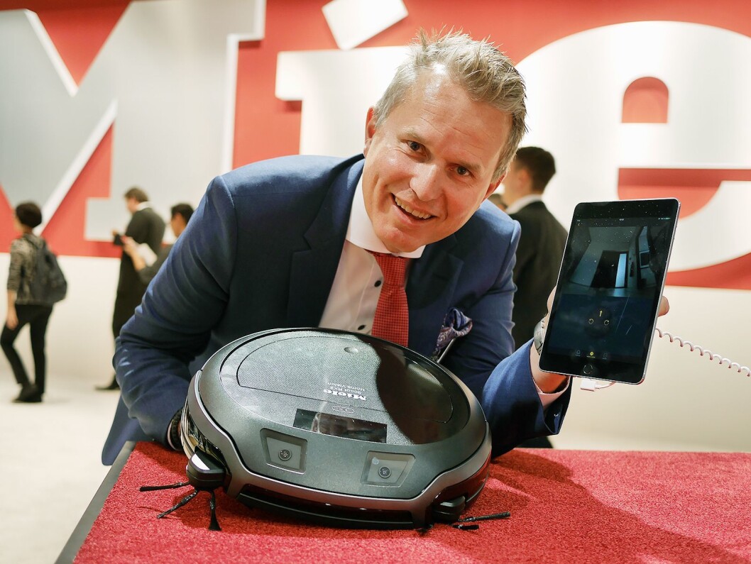 Anders Kjekstad er førstereisgutt for Miele på IFA-messen, og viser robotstøvsugeren RX2 som kan styres i appen via de to kameraene i front. Foto: Stian Sønsteng. Anders Kjekstad er førstereisgutt for Miele på IFA-messen, og viser robotstøvsugeren RX2 som kan styres i appen via de to kameraene i front. Foto: Stian Sønsteng.