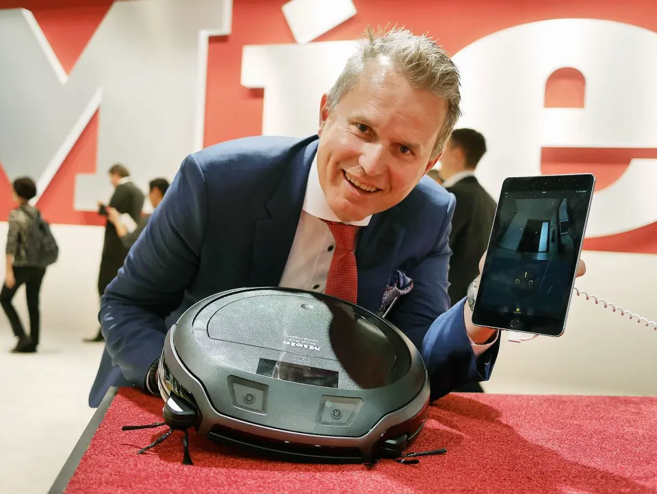 Anders Kjekstad er førstereisgutt for Miele på IFA-messen, og viser robotstøvsugeren RX2 som kan styres i appen via de to kameraene i front. Foto: Stian Sønsteng. Anders Kjekstad er førstereisgutt for Miele på IFA-messen, og viser robotstøvsugeren RX2 som kan styres i appen via de to kameraene i front. Foto: Stian Sønsteng.