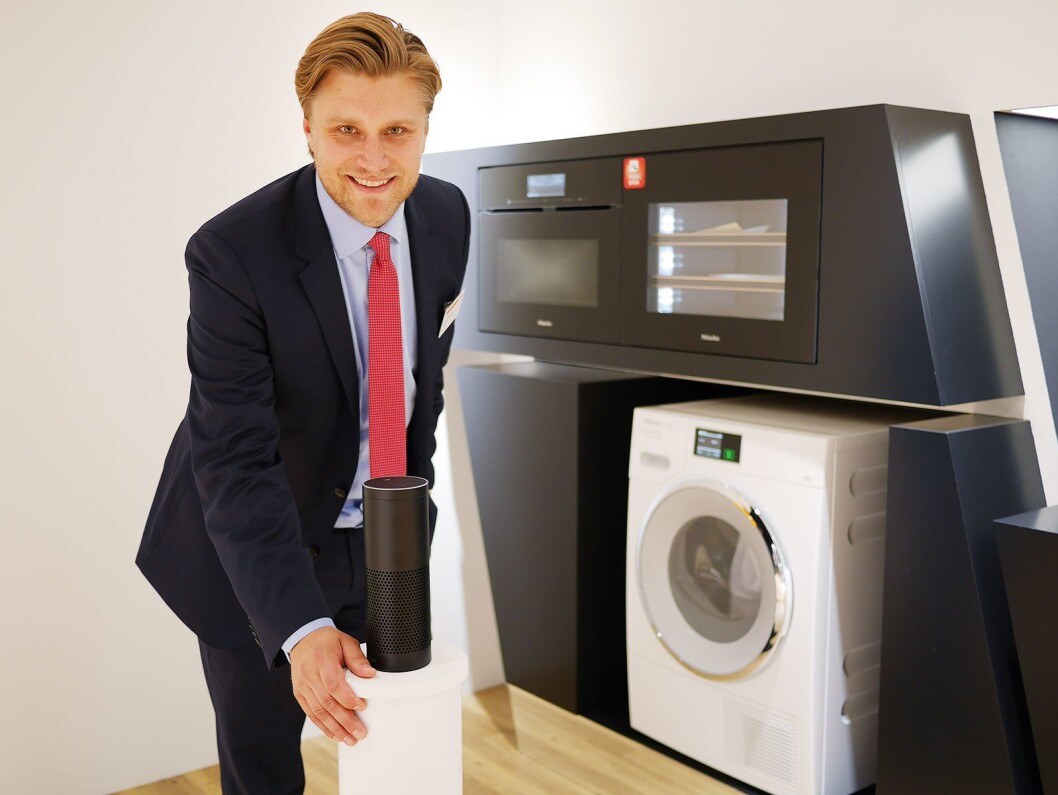 Frederik Midtbø demonstrerer hvordan Mieles hvitevarer med wifi kan styres med stemmen, gjennom Amazons smarthøyttaler Alexa. Foto: Stian Sønsteng. Frederik Midtbø demonstrerer hvordan Mieles hvitevarer med wifi kan styres med stemmen, gjennom Amazons smarthøyttaler Alexa. Foto: Stian Sønsteng.