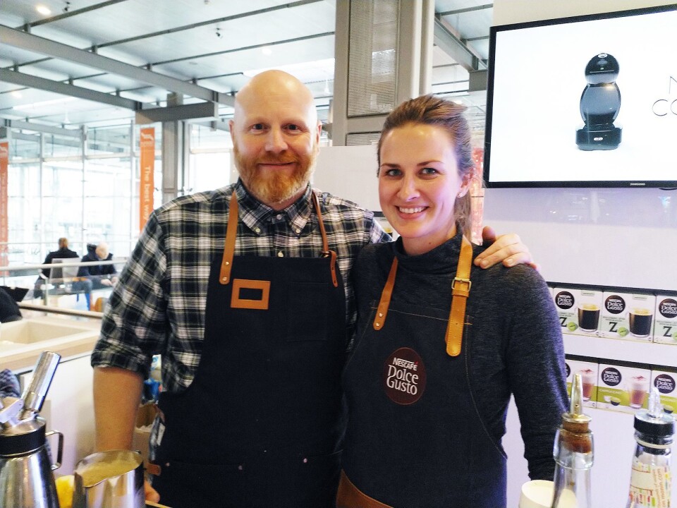 Barista Ola Persson og produktspesialist Mette Ugstad i Dolce Gusto delte ut kaffedrikker til pendlerne på Oslo S. Foto: Marte Ottemo.