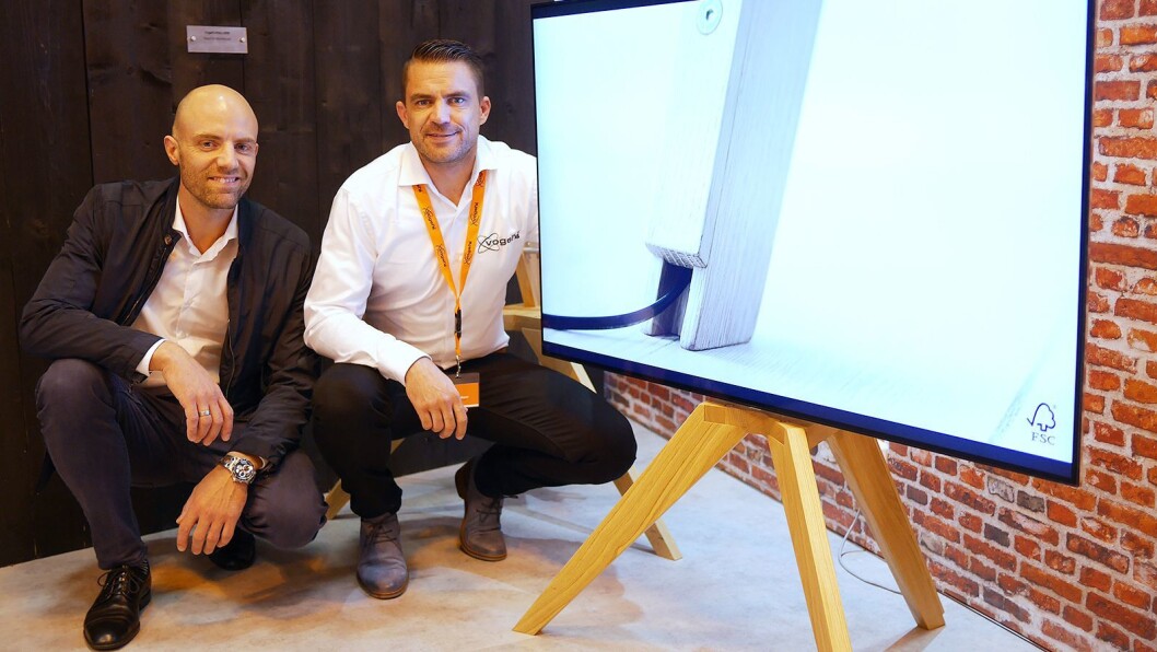Richo Jacobsen Kohl (t. v.) i Aurora-gruppen og Frank Methorst i Vogel’s med TV-stativet OP1 i eik. Pris: 7.700,- Foto: Stian Sønsteng Richo Jacobsen Kohl (t. v.) i Aurora-gruppen og Frank Methorst i Vogel’s med TV-stativet OP1 i eik. Pris: 7.700,- Foto: Stian Sønsteng