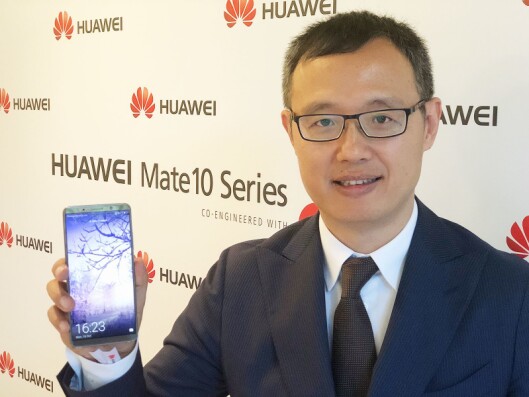 Yanmin Wang, president for forbrukermarkedet i Norden, sentral- og øst-Europa i Huawei, med Mate 10 Pro. Foto: Stian Sønsteng. Yanmin Wang, president for forbrukermarkedet i Norden, sentral- og øst-Europa i Huawei, med Mate 10 Pro. Foto: Stian Sønsteng.