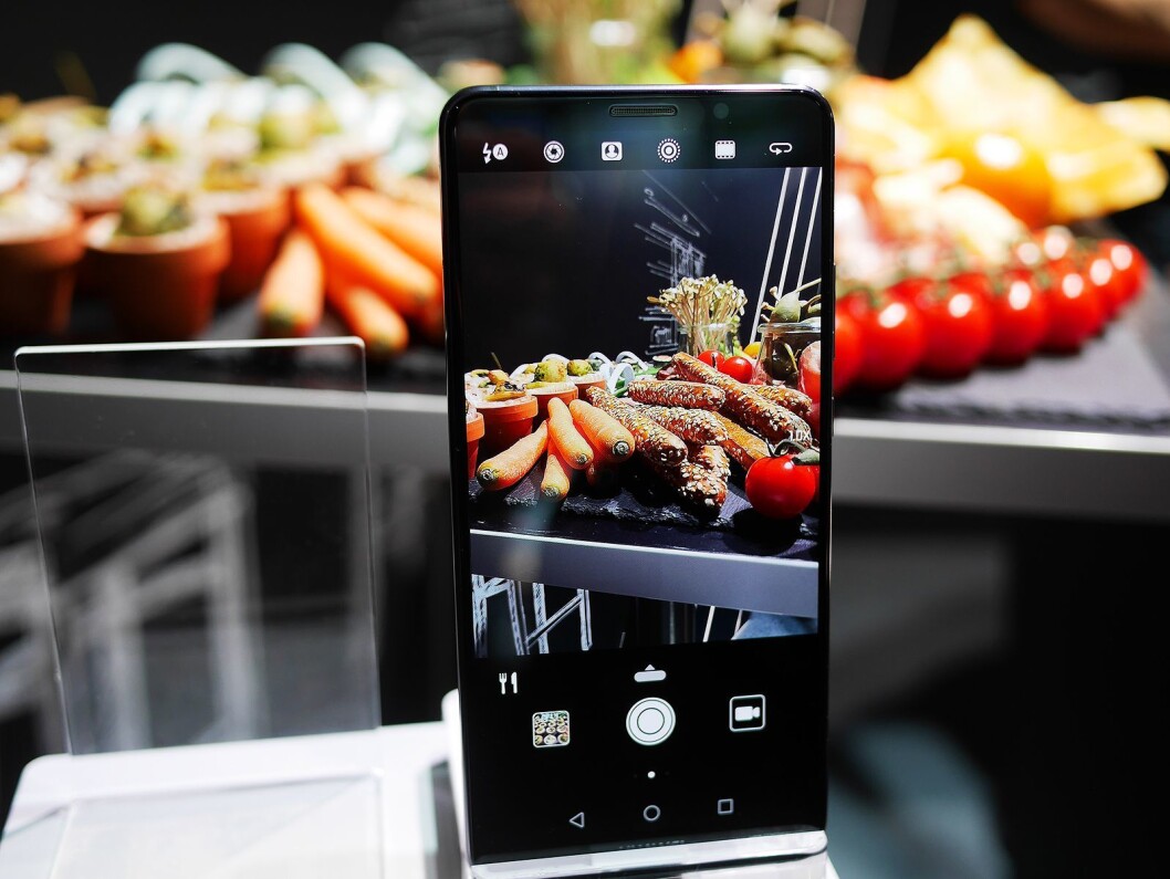 Slik demonstrerer Huawei hvordan Mate 10-modellene kjenner igjen motivet og automatisk velger den aktuelle fotomodus – her for mat. Foto: Stian Sønsteng. Slik demonstrerer Huawei hvordan Mate 10-modellene kjenner igjen motivet og automatisk velger den aktuelle fotomodus – her for mat. Foto: Stian Sønsteng.