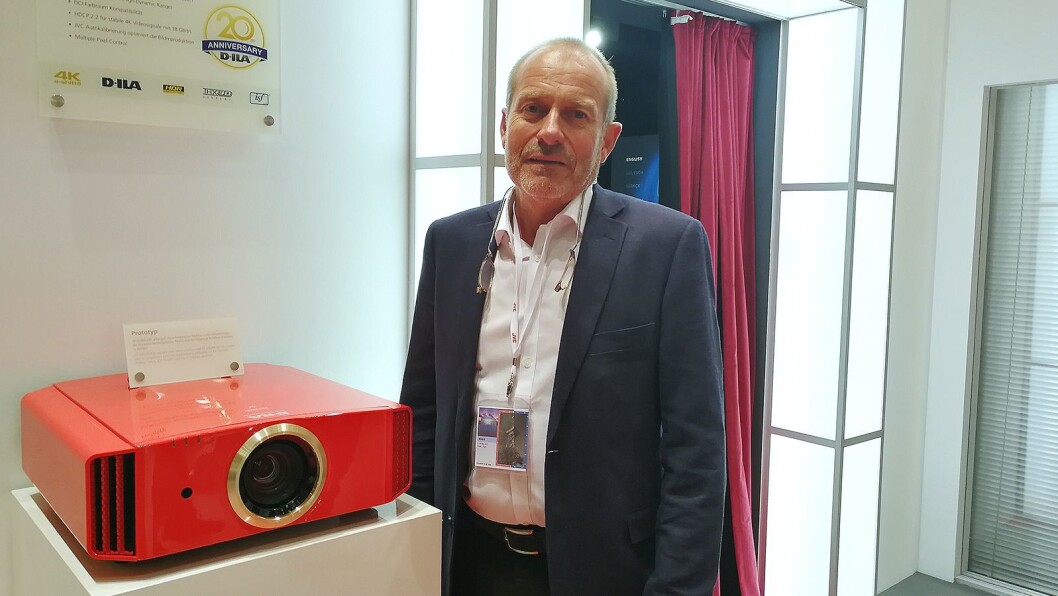 Jan Willy Jacobsen, internasjonal nøkkelkundeansvarlig i JVCKenwood, viser fram selskapets jubileums-projektor. Foto: Marte Ottemo Jan Willy Jacobsen, internasjonal nøkkelkundeansvarlig i JVCKenwood, viser fram selskapets jubileums-projektor. Foto: Marte Ottemo