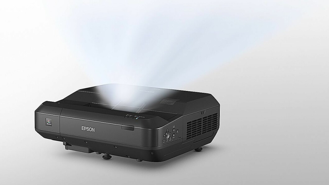 LS100 er en «ultra short throw»-projektor. Det betyr at den fra 30 cm avstand kan vise et bilde på hele 120 tommer. Foto: Epson.