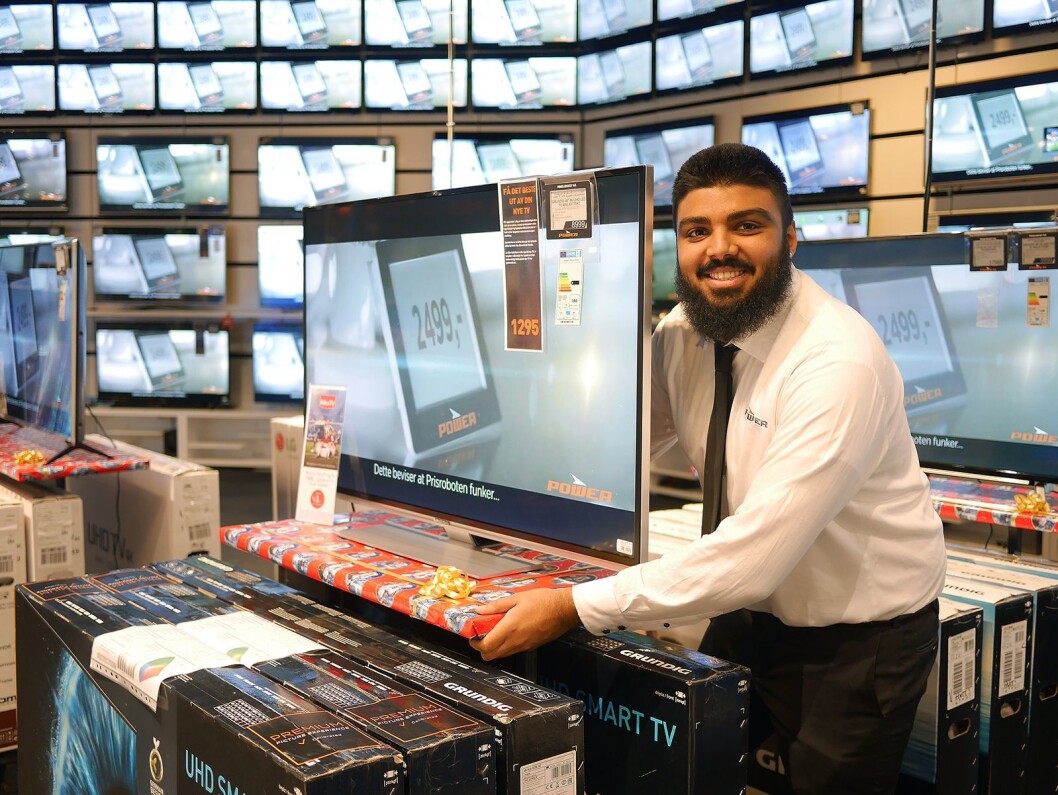Hos Abdullah Sharif ved TV-avdelingen er de såkalte fuglebrettene apparatene står utstilt på pyntet med julepapir. TVen er en Grundig 49VLX8770. Pris: 9000,-. Foto: Stian Sønsteng Hos Abdullah Sharif ved TV-avdelingen er de såkalte fuglebrettene apparatene står utstilt på pyntet med julepapir. TVen er en Grundig 49VLX8770. Pris: 9000,-. Foto: Stian Sønsteng