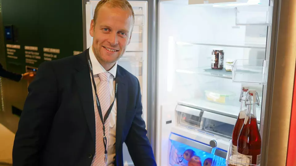 Nordisk markedssjef Bård Nordhagen i Grundig med et av de nye kjøleskapene med FreshMeter-teknologien. Foto: Stian Sønsteng