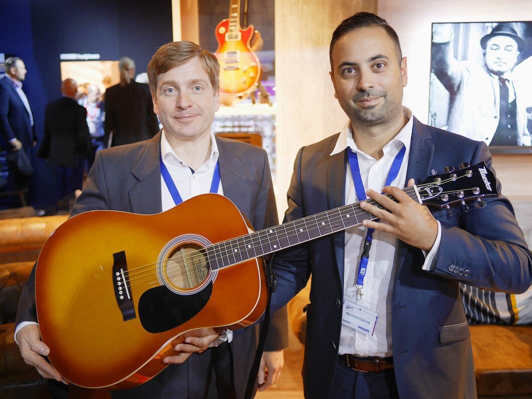 James Belok (t. v.) og Daniel Eriksson med Maestro by Gibson MA41BBCH, en fullstørrelses akustisk gitar i honning-utførelse. Pris: 1.500,- Foto: Stian Sønsteng James Belok (t. v.) og Daniel Eriksson med Maestro by Gibson MA41BBCH, en fullstørrelses akustisk gitar i honning-utførelse. Pris: 1.500,- Foto: Stian Sønsteng