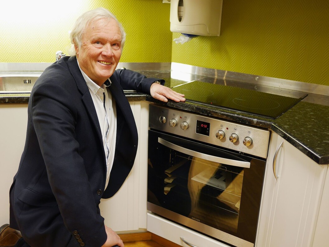 Salgs- og innkjøpssjef Terje Lind med Behas eneste innbyggingsovn, der koketoppen styres fra komfyr-betjeningen. Foto: Stian Sønsteng Salgs- og innkjøpssjef Terje Lind med Behas eneste innbyggingsovn, der koketoppen styres fra komfyr-betjeningen. Foto: Stian Sønsteng