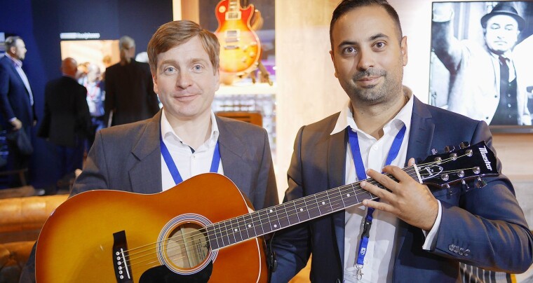 NÅ SELGER ELKJØP OG LEFDAL GITARER