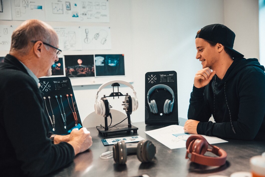 Kyrre Gørvell-Dahll (t. h.), best kjent som Kygo, går gjennom den nye kolleksjonen sammen med lydingeniør Peter Larsen. Foto: Johannes Lovund Kyrre Gørvell-Dahll (t. h.), best kjent som Kygo, går gjennom den nye kolleksjonen sammen med lydingeniør Peter Larsen. Foto: Johannes Lovund