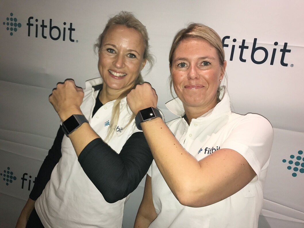 Christina Hovde Olsen, nordisk salgsansvarlig i Fitbit, og Lina Kjällström, nordisk markedssjef for verdikjeden, viser fram selskapets nyeste smartklokke. Foto: Fitbit Christina Hovde Olsen, nordisk salgsansvarlig i Fitbit, og Lina Kjällström, nordisk markedssjef for verdikjeden, viser fram selskapets nyeste smartklokke. Foto: Fitbit
